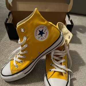 Women’s yellow brand new converse size 7 in women’s and size 5 in men’s